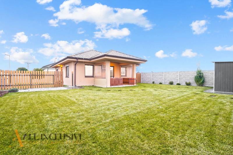 Rodinný dům v Gabčíkovu s velkou zahradou, trávníkem a oplocením.