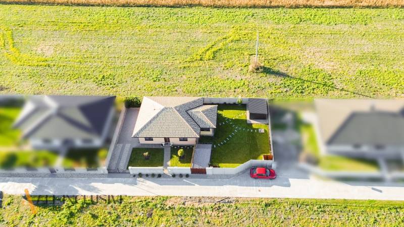 Rodinný dům v Gabčíkovu s dvorem, garáží a upravenou zahradou.