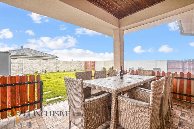 Terasa rodinného domu v Gabčíkovu s ratanovým nábytkem a výhledem na zahradu.