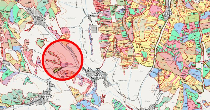 Katastrální mapa zobrazuje rozdělení zemědělských a lesních pozemků v okolí Rokycan.