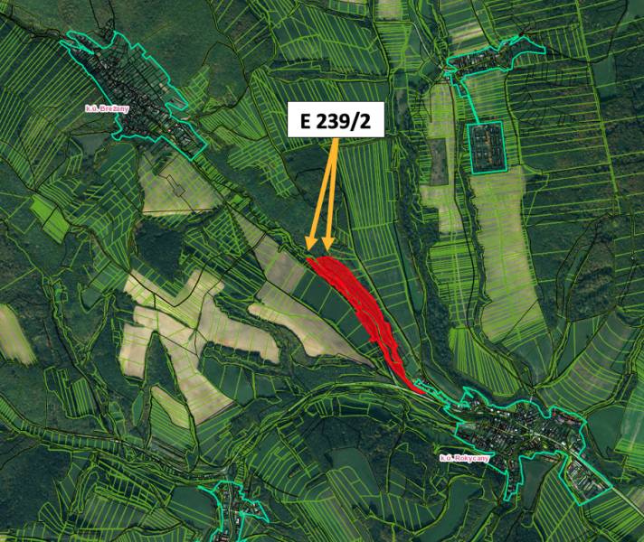 Letecký pohled na zemědělské a lesní pozemky v okolí Rokycan s vyznačenou parcelou.