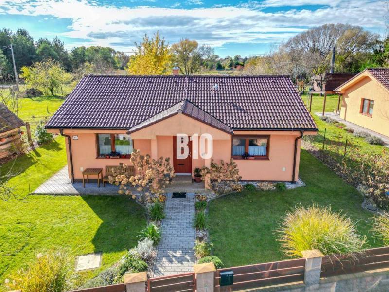 Rodinný dům v Bílkovej Humencích s upravenou zahradou a terakotovou fasádou.