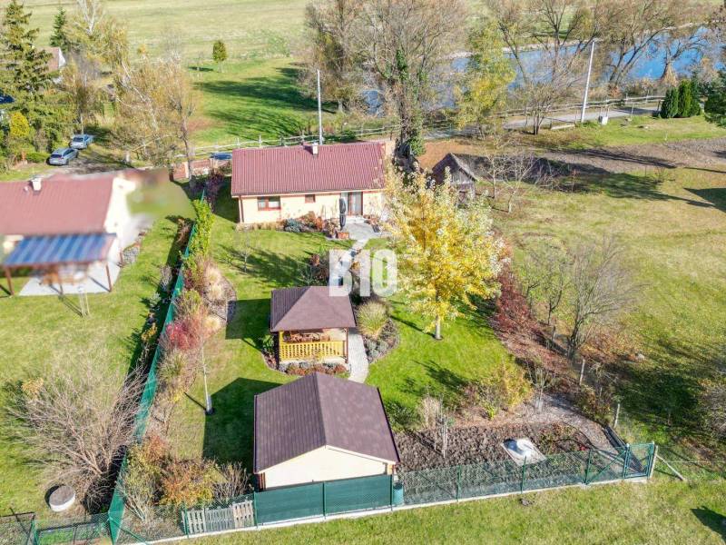 Rodinný dům v Bílkove Humenci s velkou zahradou, altánem a okolní zelení.