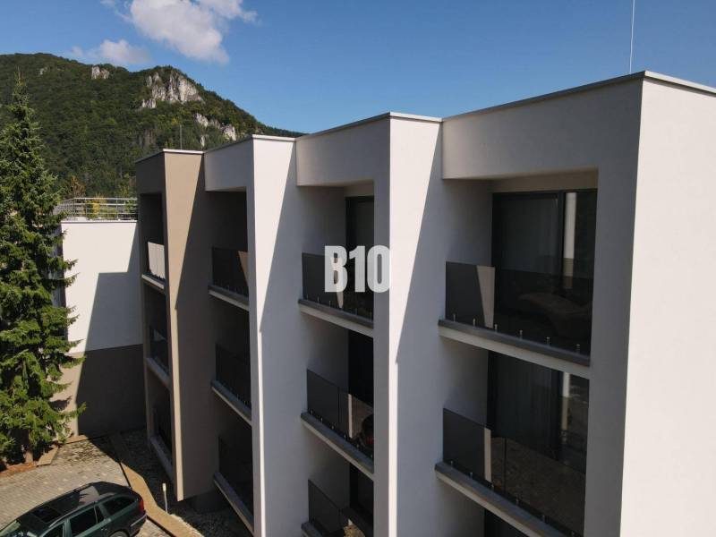 Bytový komplex na ulici M. R. Štefánika v Rajeckých Teplicích, obklopený přírodou.