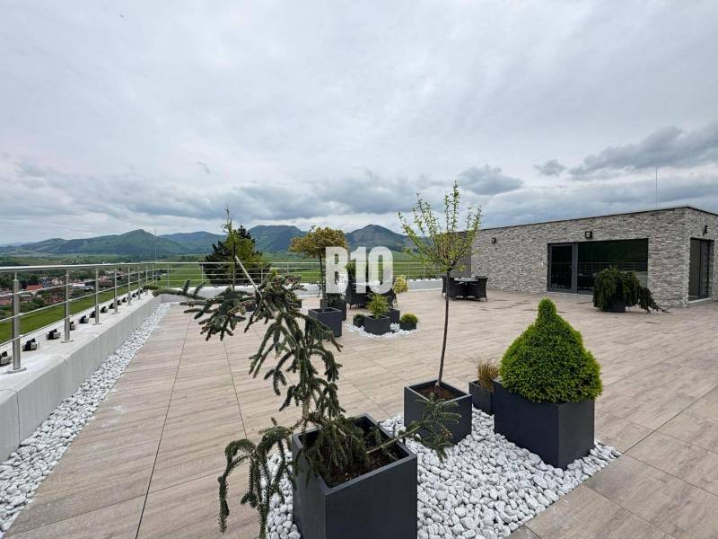 Rozlehlá terasa s výhledem na kopce v Rajeckých Teplicích na ulici M. R. Štefánika.