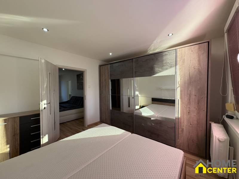 Ložnice s vestavěnou skříní a proudícím přirozeným světlem v 3pokojovém bytě.