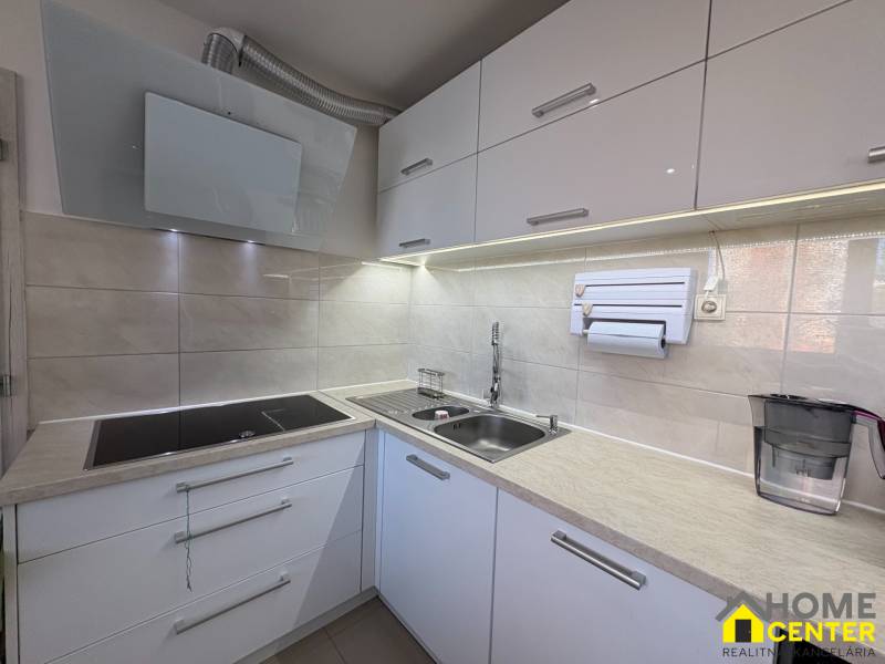 Kuchyně s vestavnou varnou deskou a dřezem v 3-pokojovém bytě.