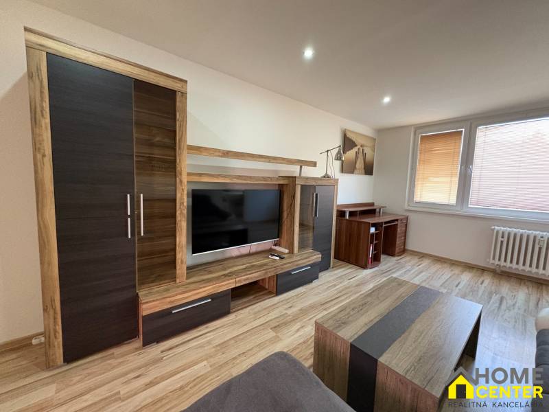 Obývací pokoj v 3pokojovém bytě s podlahou s dřevěným dekorem a moderním nábytkem.