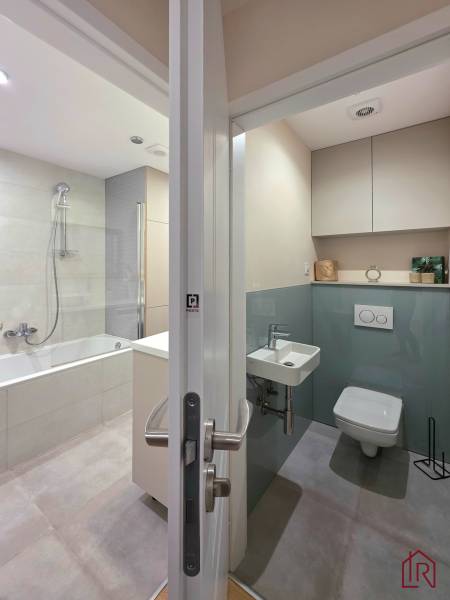 pohľad do kúpeľne a toalety