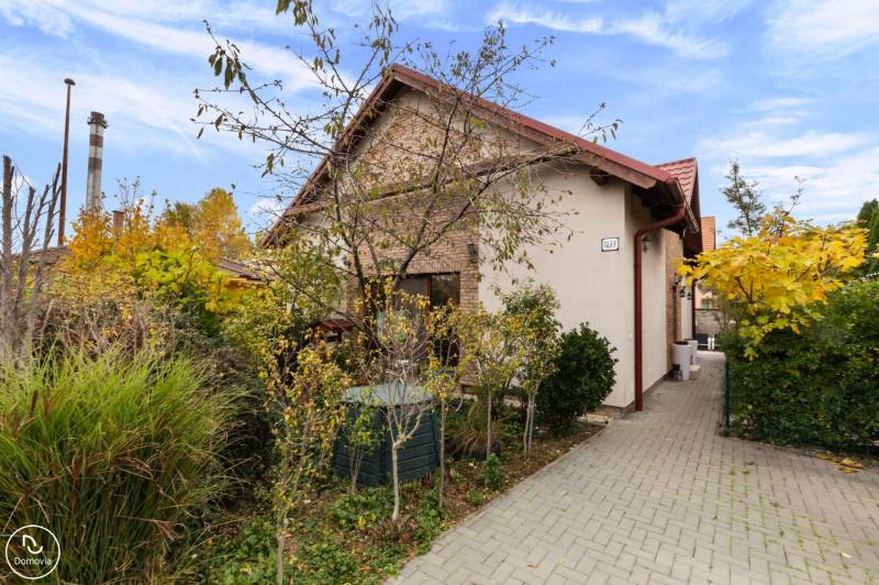 Rodinný dům na ulici Košariská v Rovince s příjezdovou cestou a vegetací.