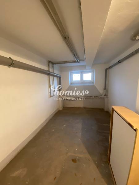 Nitra: Rodinný dům, sklep s malými okny a potrubím podél stěn.