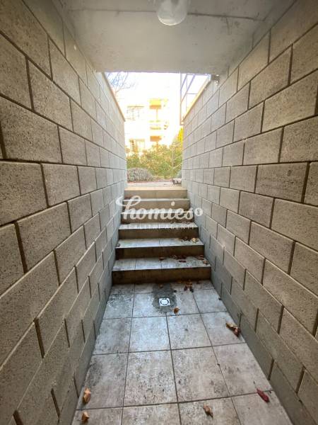 Vchod do sklepa v rodinném domě v Nitře s kamennými stěnami a schody.