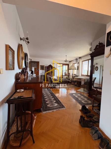 Pětipokojový byt s podlahou s dřevěným dekorem, klasický nábytek a koberce.