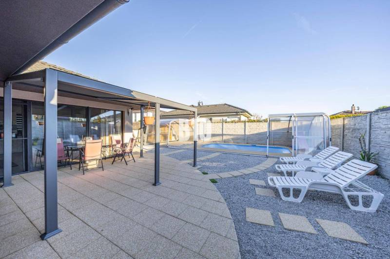 Rodinný dům v Mostě u Bratislavy s terasou, altánkem a bazénem.