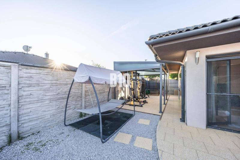 Rodinný dům v Mostě u Bratislavy s terasou, venkovní posilovnou a houpačkou.