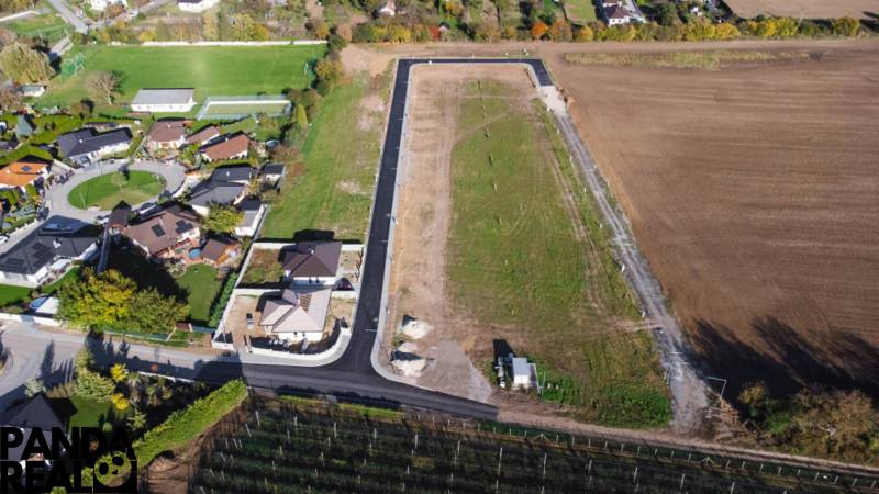 Letecký pohled na rezidenční zónu a stavební pozemky v Horních Štitárech.