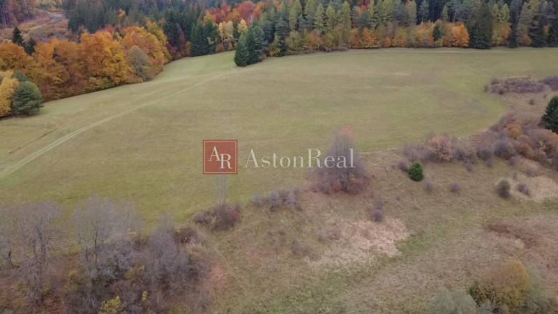 Podzimní scenérie rekreačních pozemků v Lazy pod Makytou, Čertov, s pestrými stromy na horizontu.