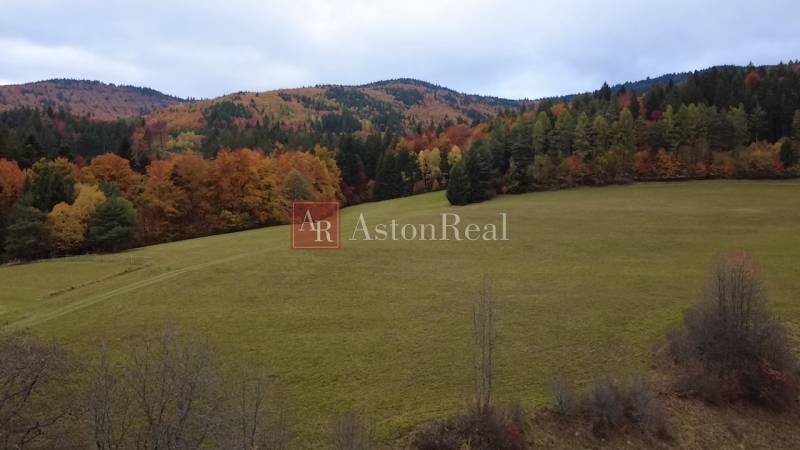 Jesenický kraj Rekreačních pozemků v Lazy pod Makytou, Čertov obklopený lesy a kopci.