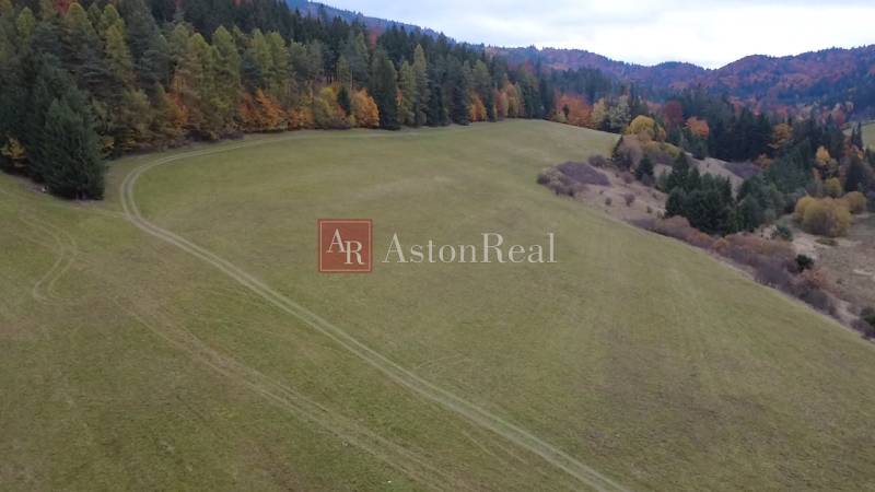 Horská krajina s loukami a lesy na rekreačních pozemcích v Lazy pod Makytou, Čertov.