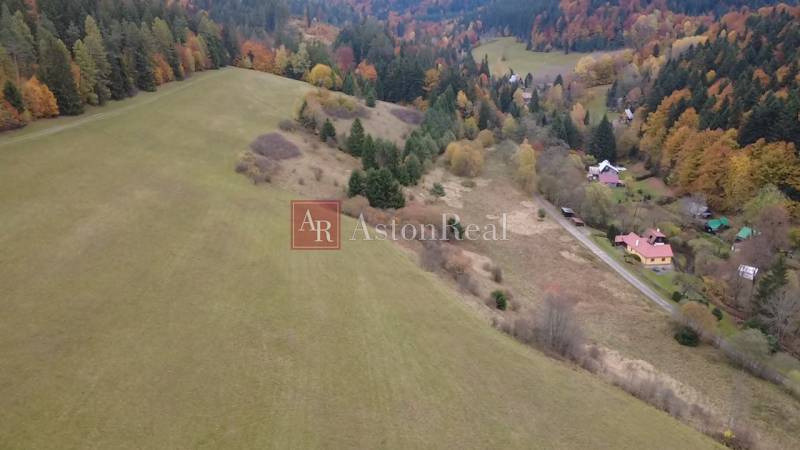 Podzimní krajina Rekreačních pozemků v Čertově, Lazy pod Makytou s rozmanitou flórou a živými barvami.