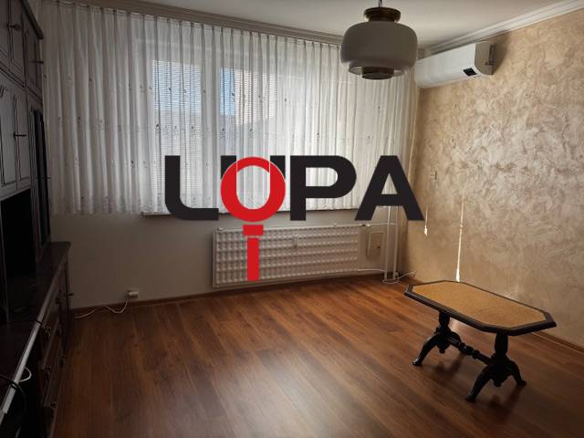 Pokoj s podlahou s dřevěným dekorem a stolkem v 3-pokojovém bytě.