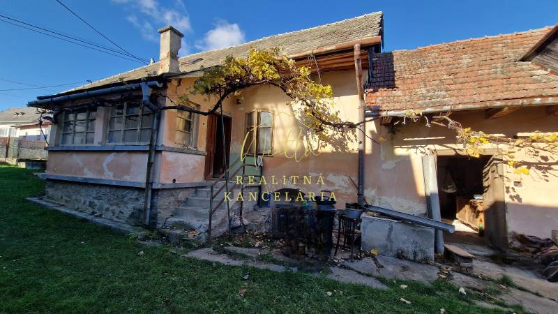 Rodinný dům na Okružní ulici v Zemplínské Teplici s verandou a zahradou.