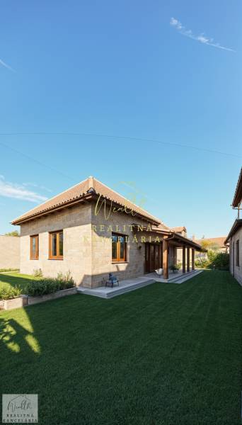 Rodinný dům na Okružní ulici v Zemplínské Teplici s travnatou zahradou a terasou.