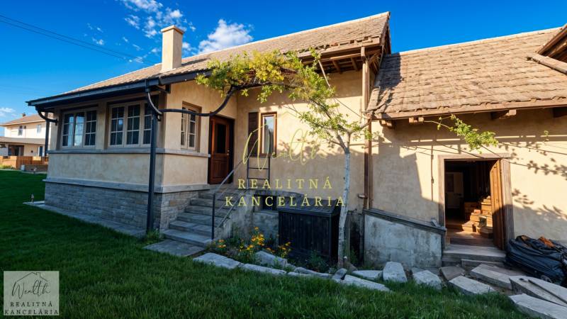 Rodinný dům na Okružní ulici v Zemplínské Teplici, s upravenou zahradou a květinami.