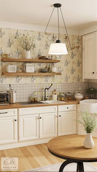 Kuchyně v rodinném domě s květinovou tapetou, bílými skříňkami a podlahou s dřevěným dekorem.