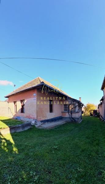 Rodinný dům na Okružní ulici v Zemplínské Teplici má šikmou střechu a zahradu.