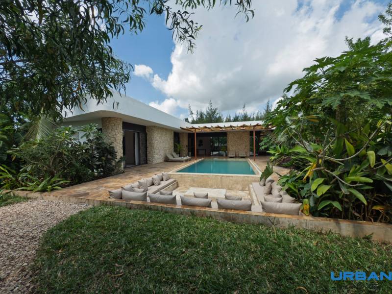 Dům s bazénem obklopený zelení na ulici Paje v regionu Unguja South.