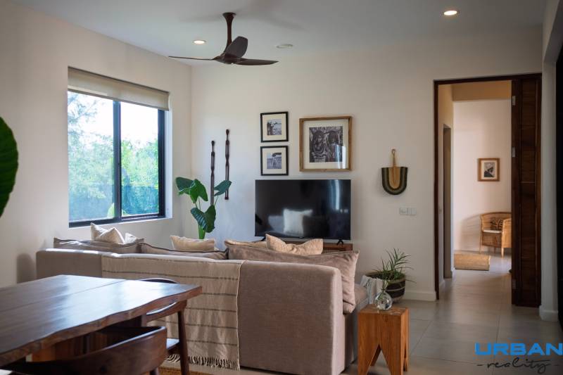 Interiér s pohovkou, televizorem a dřevěným nábytkem ve výstavbě domů.