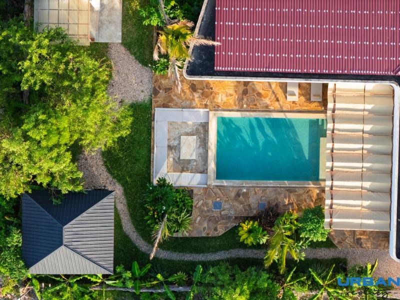 Letecký pohled na výstavbu domů s bazénem na předměstí Paje, Unguja South Region.