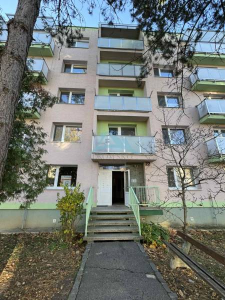 Bytový dům s balkony na Vajanského ulici v Šahách nabízí 3pokojový byt.