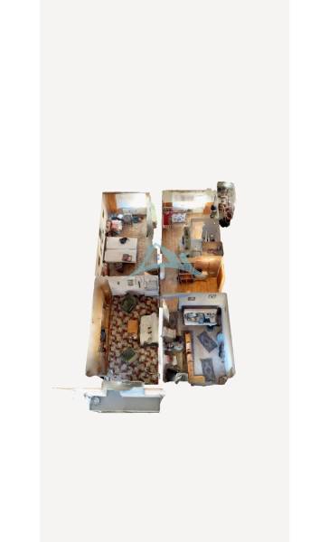 3-pokojový byt s podlahou s dřevěným dekorem, zařízení pokojů v příjemném stylu.