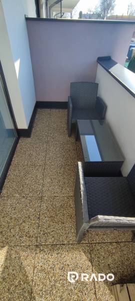 Balkon s posezením ve 2-pokojovém bytě na Predmerského ulici v Trenčíně.