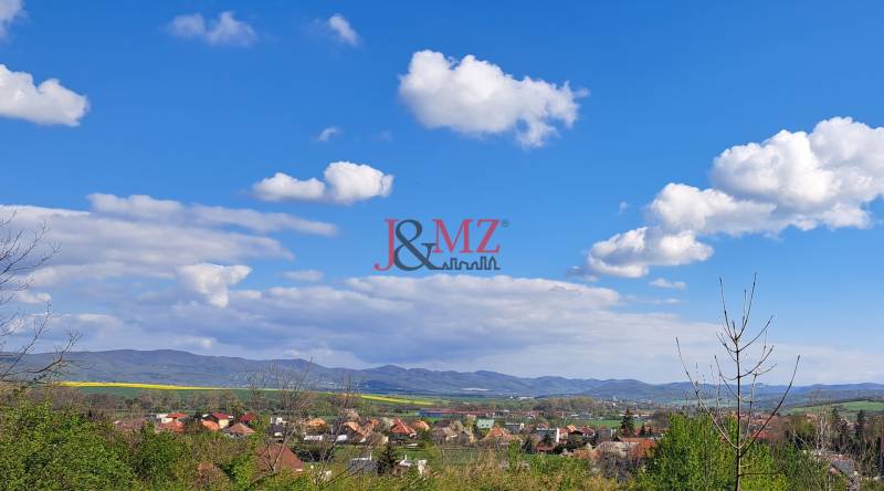 Obrázek z Dolních Žemberovic s výhledem na pozemky - bydlení a vesnici Žemberovice.