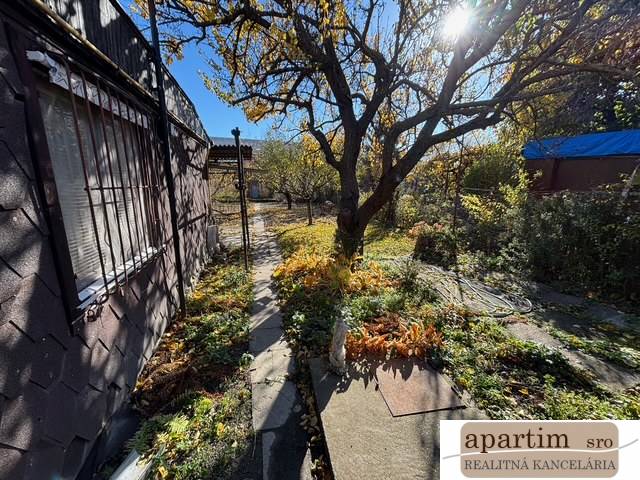 Zahrady na Střední ulici v Bratislavě – Ružinově s chodníkem a stromy.