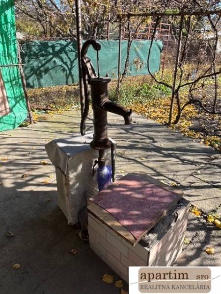 Vodní pumpa v zahradách na Střední ulici v Bratislavě - Ružinově během podzimu.