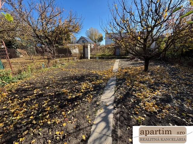 Zahrady na Střední v Bratislavě - Ružinov s cestičkou a opadanými listy.