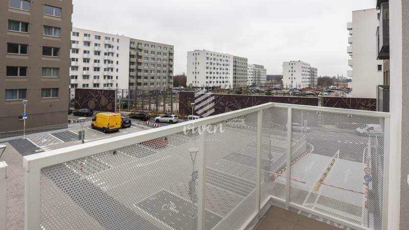 Výhled z balkonu na Ivánské cestě v Bratislavě - Ružinově, obklopený bytovými domy.