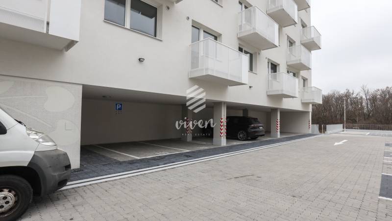 Parkování pod bytovým domem na Ivánské cestě, Bratislava - Ružinov.