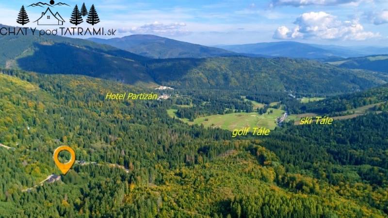 Letecký pohled na les v okolí Chaty v obci Bystrá na ulici Tále.