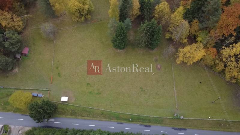 Rekreační pozemky v Lazy pod Makytou, Čertov obklopené stromy a přístupovou asfaltovou cestou.