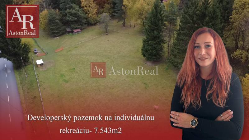 Rekreační pozemky na Čertově v Lazy pod Makytou, obklopené přírodou a cestou.