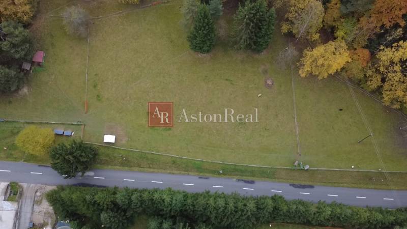 Letecký pohled na Rekreační pozemky v Lazy pod Makytou, ulice Čertov, obklopené zelení.