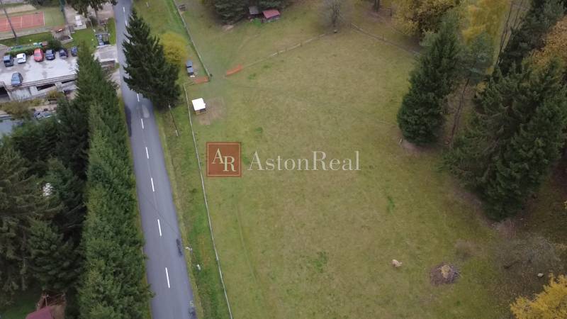 Letecký pohled na rekreační pozemky v Lazech pod Makytou, Čertov, u cesty obklopené stromy.