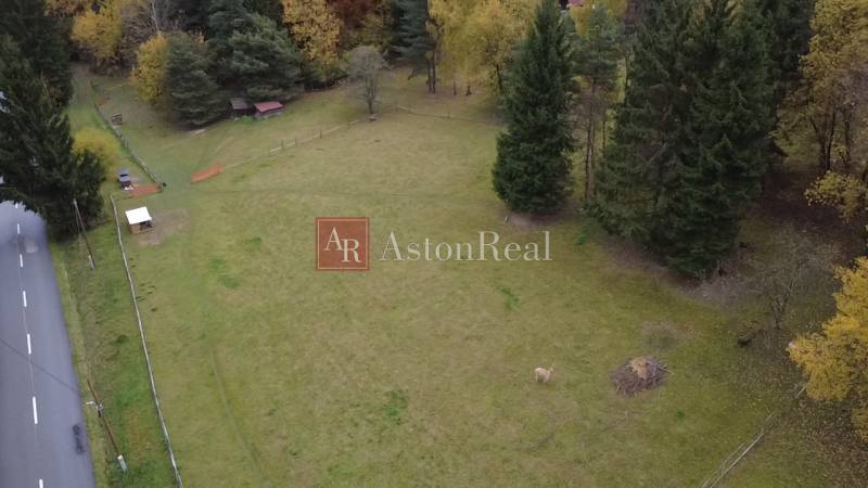 Rekreační pozemky na Čertově v Lazy pod Makytou, obklopené přírodou a cestou.