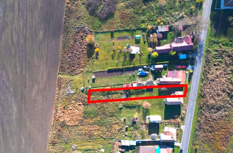 Pozemek na bydlení v Radnovcích obklopený přírodou, v blízkosti cesty.