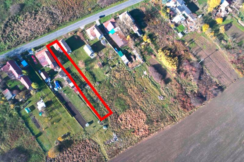 Letecký pohled na rezidenční pozemky v Radnovcích, vyznačené červeným obdélníkem.